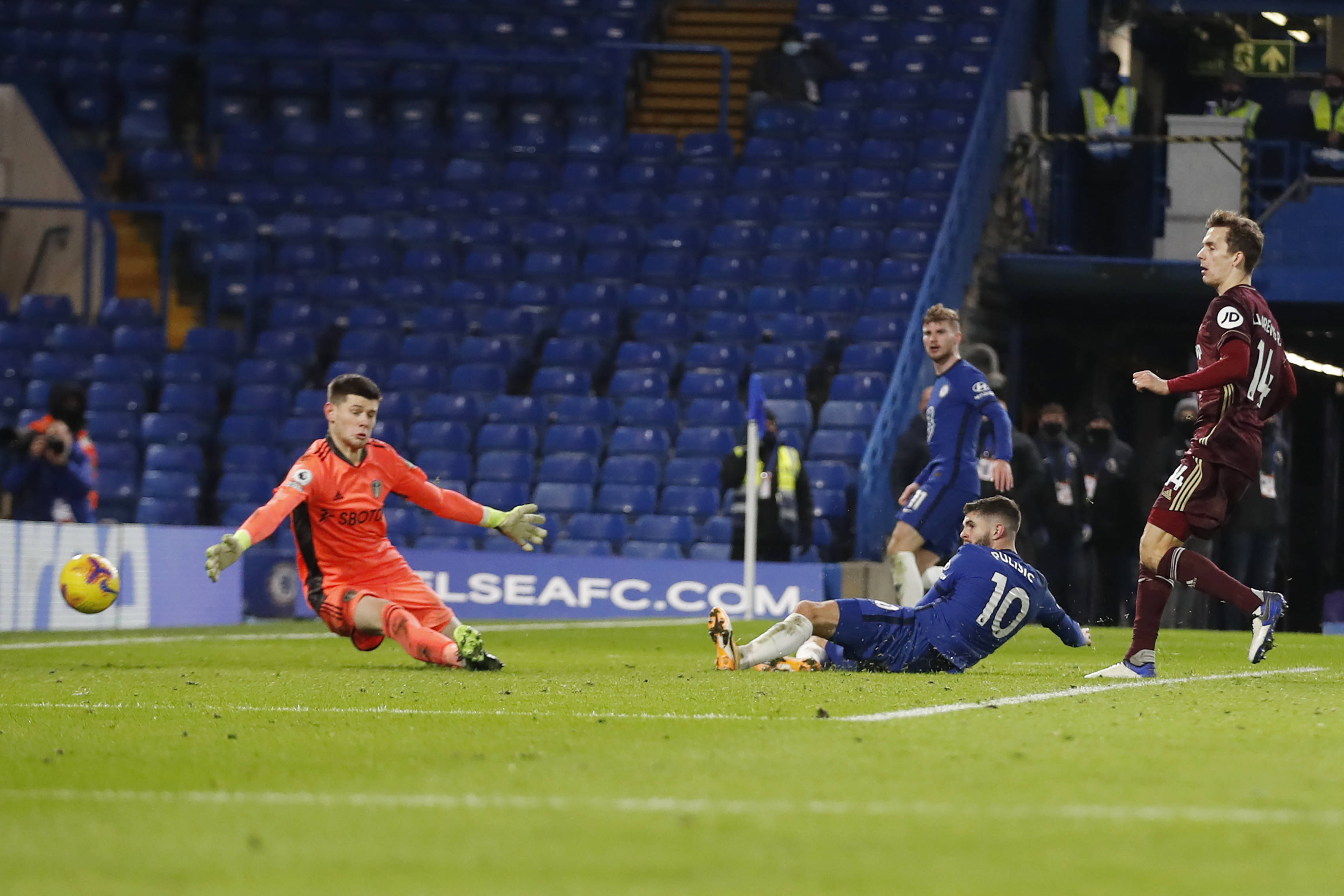 他帮助莱斯 他帮助莱斯